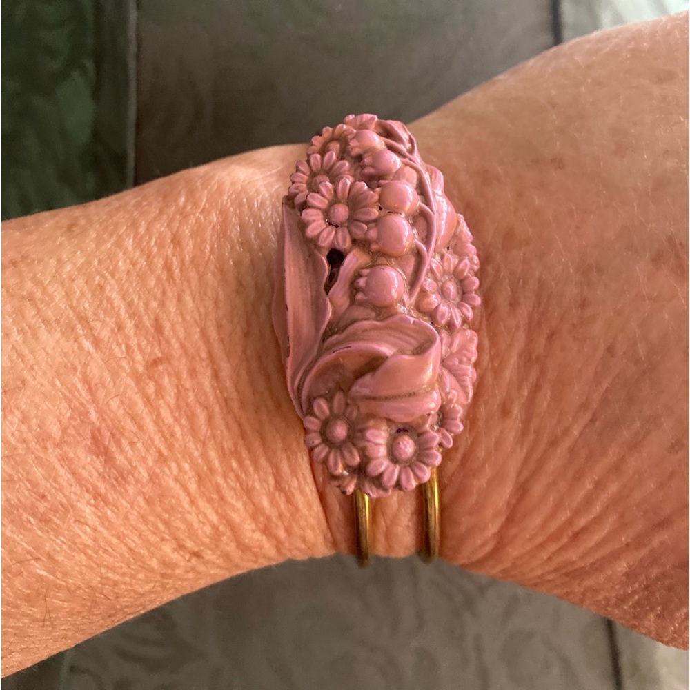 VINTAGE CARVED FLORAL CELLULOID BANGLE
